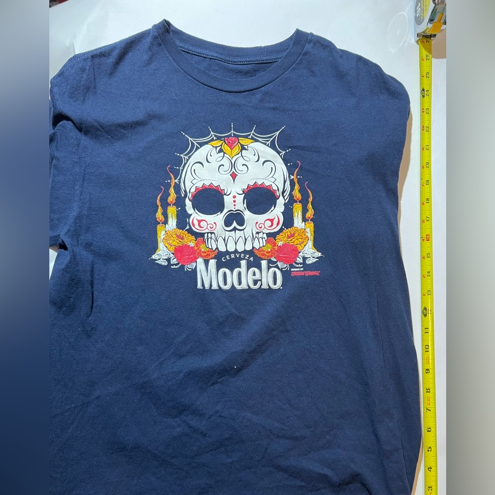 Modelo Cerveza Skull Graphic T-Shirt
